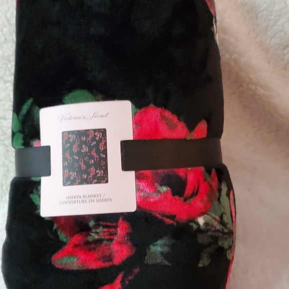 Victoria's Secret Red Roses Sherpa Throw Blanket - Picture 4 of 6